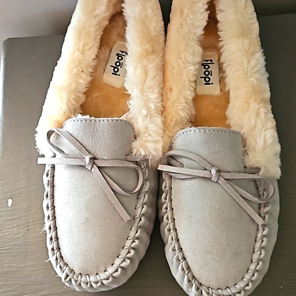FLOOPI NEW MOCCASIN STYLE SLIPPERS sz 8